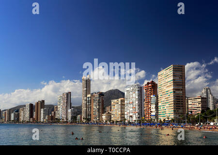 Afficher le long de la plage Playa de Levante bondé, resort Benidorm, Costa Blanca, province de Valence, en Espagne, en Europe. Banque D'Images