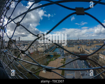 Superbe vue panoramique sur Paris de Notre Dame dans un beau jour. Aussi ses monuments parisiens les plus populaires visibles, Tour Eiffel, musée du Louvre. Banque D'Images