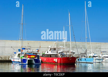 Les bateaux de pêche et les yachts amarrés au quai au port de Blanes. Les bateaux d'attraper des poissons délicatesses. La voile et les bateaux à moteur sont amarrés à co Banque D'Images