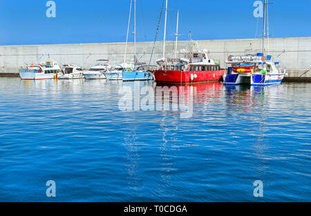 Les bateaux de pêche et les yachts amarrés au quai au port de Blanes. Les bateaux d'attraper des poissons délicatesses. La voile et les bateaux à moteur sont amarrés à co Banque D'Images