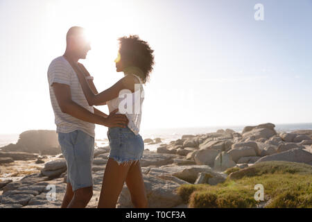 Couple debout près de la mer sur rock Banque D'Images