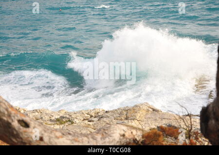 Des vagues dans la mer Adriatique près de ville de Mali Losinj, Croatie Banque D'Images