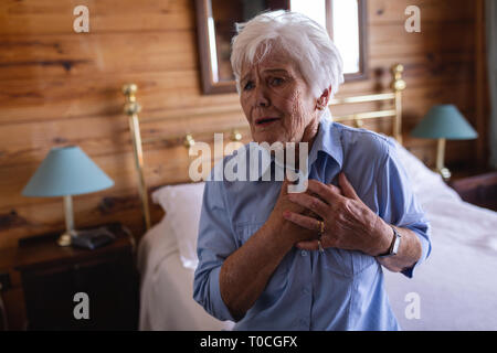 Senior femme souffrant de douleur de coffre dans la chambre à la maison Banque D'Images