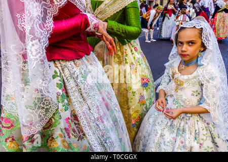 Espagne Valencia Fallas festival femmes en costumes traditionnels et enfant dans la ville défilé à la Vierge Marie Las Fallas fille Banque D'Images