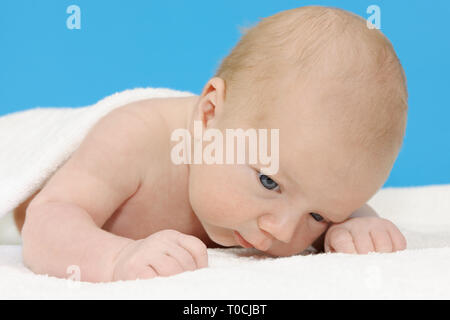 Mignon nouveau-né, bébé garçon couché sur une couverture blanche Banque D'Images