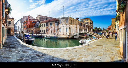 Bâtiments colorés dans un canal, Venice, Italy, Europe Banque D'Images