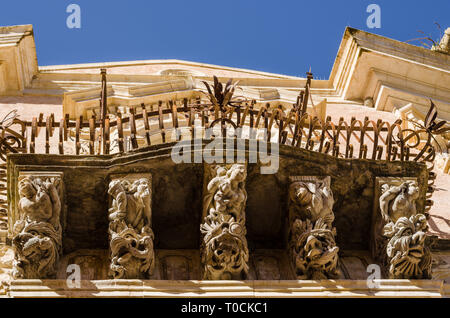 Un balcon en pierre sculptée se trouve dans la ville baroque de Ragusa, en Sicile, en Italie. Banque D'Images