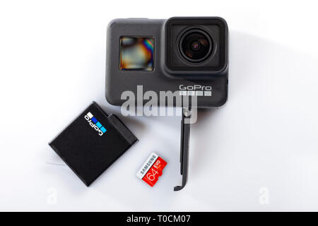 Détail de la bonne façon d'insérer la batterie et la carte mémoire dans la nouvelle GoPro Hero 7 Black isolé sur blanc. Banque D'Images