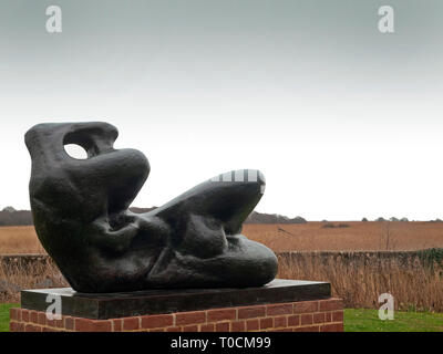 Une sculpture de Henry Moore au Snape Maltings dans Suffolk Banque D'Images