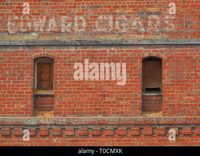 Cigare ancienne Enseigne peinte sur le mur de brique abandonnés Banque D'Images