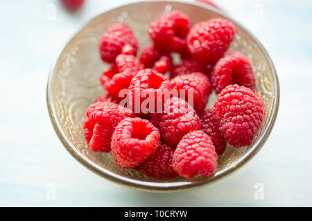 Dans un bol de framboises fraîches Banque D'Images
