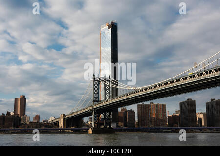 Les 80 étages de hauteur un 'Carré' Manhattan building monte au-dessus du pont de Manhattan à New York City Banque D'Images