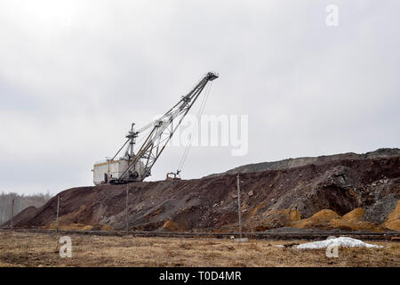 Grande pelle en prévision du matériel roulant transportant des morts-terrains pour le stockage dans des décharges. Paysage industriel après la destruction de n Banque D'Images