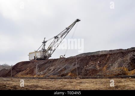 Grande pelle en prévision du matériel roulant transportant des morts-terrains pour le stockage dans des décharges. Paysage industriel après la destruction de n Banque D'Images