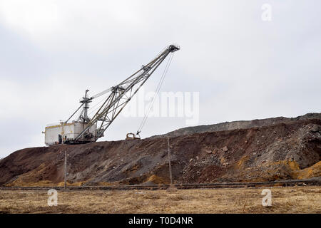 Grande pelle en prévision du matériel roulant transportant des morts-terrains pour le stockage dans des décharges. Paysage industriel après la destruction de n Banque D'Images