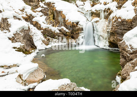 Petite cascade à Kuhflucht Creek près de Farchant, Garmisch Partenkirchen, en hiver Banque D'Images