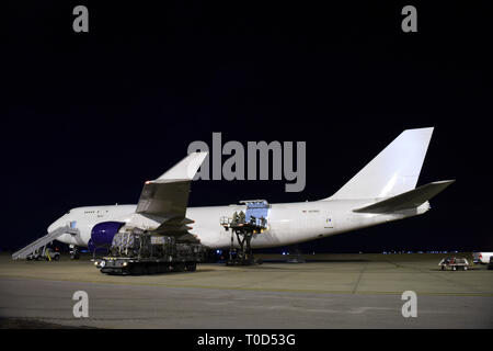 Une équipe de la Garde nationale de l'air s'aligne un "K" du chargeur véhicule lorsqu'un Boing 747 arrive de recevoir des marchandises, à la 171e Escadre de ravitaillement en vol, d'un New York Air National Guard, près de Pittsburgh en Pennsylvanie pour livraison à Guam, 11 mars 2019. Le chargement d'un Boing 747 civils a présenté un nouveau défi pour les gardes à la 171e parce que c'est la première fois qu'ils ont chargé un civil 747 à l'unité. (U.S. Photo de la Garde nationale aérienne capitaine principal Sgt. Shawn Moine) Banque D'Images