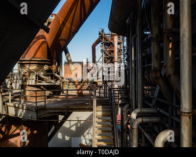 Rusty détails de haut fourneau mis hors service à l'ancien site industriel à Duisburg, Allemagne Banque D'Images