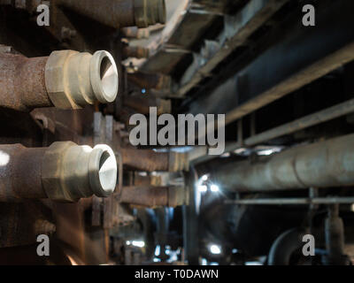 Rusty détails de haut fourneau mis hors service à l'ancien site industriel à Duisburg, Allemagne Banque D'Images