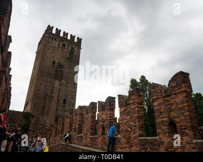 Vue de la tour de Castelvecchio, un château du xviiie siècle, aujourd'hui un musée civique Banque D'Images