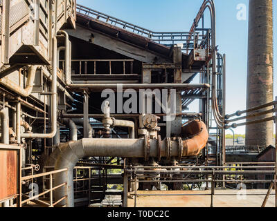 Rusty détails de haut fourneau mis hors service à l'ancien site industriel à Duisburg, Allemagne Banque D'Images