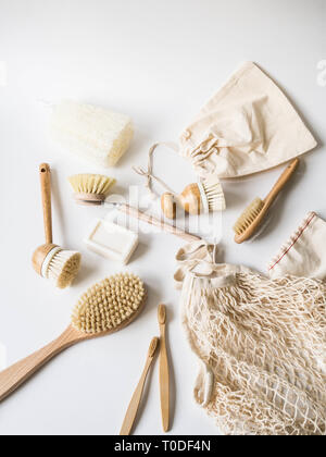 Lave-vaisselle, brosses à dents, brosses bambou sacs réutilisables sur fond blanc. Mode de vie durable concept zéro déchet. Propre sans déchets. Pas de plasti Banque D'Images
