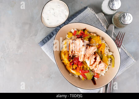 Saumon au four avec des légumes dans une assiette. Concept d'aliments sains Banque D'Images