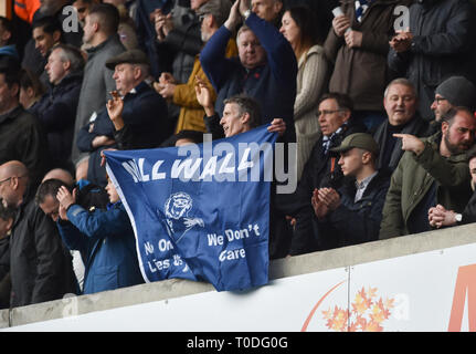 Bermondsey Borough of Southwark London UK - les fans du club de football Millwall - usage éditorial seulement usage éditorial. Pas de merchandising. Pour les images de football Banque D'Images