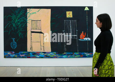 Une femme a vu les œuvres de Tom visualisation Howse intitulé 'Un aperçu de l'avenir est le meilleur à gauche, 2017 Invisible' à Saatchi Gallery lors de l'exposition. Kaléidoscope à la Saatchi Gallery présente est une exposition présentant le travail de 9 artistes contemporains internationaux travaillant dans une variété de médiums qui vise à être une exploration rapide de notre relation avec notre environnement, demande à tout le monde de revoir la façon dont nous engager avec notre environnement. Kaléidoscope soit jusqu'au 5 mai 2019. Banque D'Images