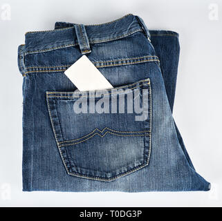 Carte de papier vide est dans la poche arrière des jeans Banque D'Images