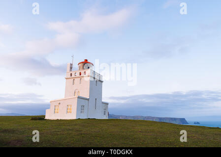 Phare sur le cap Dyrholaey, non loin du village Vik. Attraction touristique de l'Islande Banque D'Images