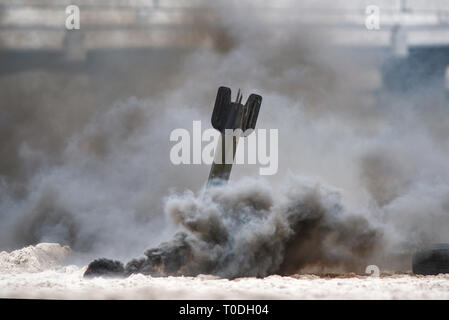 Explosion d'une bombe sur la plage, la reconstruction historique. Banque D'Images