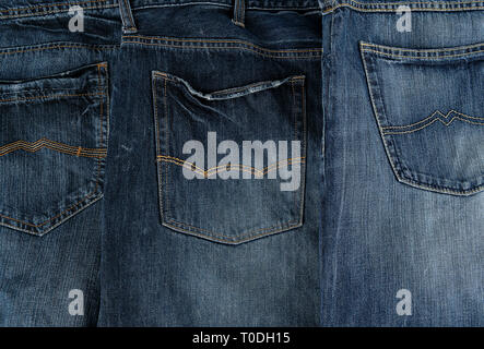 Plusieurs autres jeans classique plié dans une rangée, poche arrière Banque D'Images