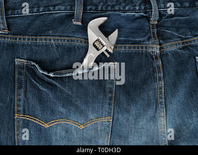 Metal clé ajustable en bleu jeans poche arrière, full frame Banque D'Images