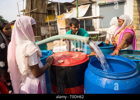 Les gens qui remplissent l'eau dans des fûts en plastique à partir du réservoir d'eau, pénurie d'eau, pénurie d'eau, problème d'eau, Bhiwandi, Maharashtra, Inde, Asie Banque D'Images