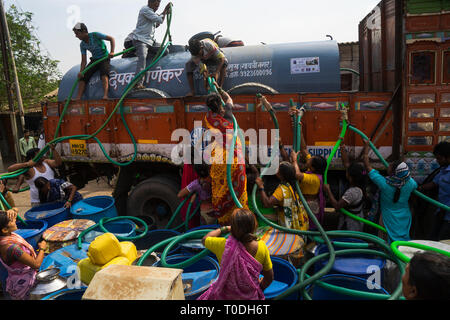 Personnes remplissant de l'eau dans des fûts en plastique de camion-citerne à eau, Bhiwandi, Maharashtra, Inde, Asie Banque D'Images