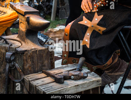 Détail de l'époque médiévale vêtements et outils du forgeron dans la célébration annuelle traditionnelle du marché médiéval à Puebla de Sanabria. Zamora. L'Espagne. Banque D'Images