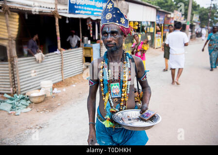 Homme mendiant mendier près de temple, Mutharamman Thoothukudi, Tamil Nadu, Inde, Asie Banque D'Images