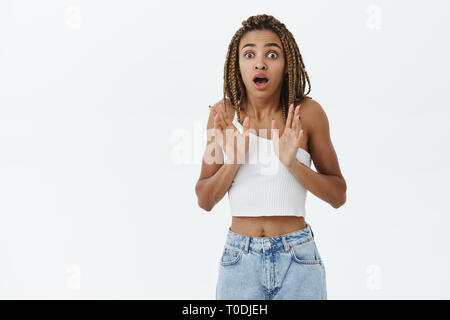 Portrait de choqué et nerveux young african american female manager avec dreads dans haut blanc haletant sensibilisation palms de panique et retrouvez l'article Banque D'Images