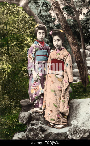 L'image des filles japonais Vintage dans le jardin Banque D'Images