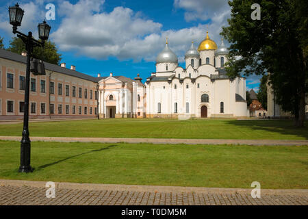 Veliki Novgorod, Russie - le 14 août 2018 : Sophia Cathédrale Orthodoxe Russe au jour d'été ensoleillé à Krasnodar, Russie. Paysage de l'architecture Banque D'Images