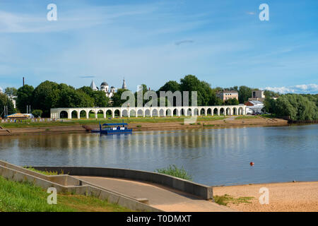 Veliki Novgorod, Russie - le 14 août 2018 : Quai de la rivière Volkhov. Iaroslav's Court et l'Arcade Gostiny Dvor XVIII siècle. Velikiy Novgor Banque D'Images