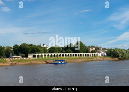 Veliki Novgorod, Russie - le 14 août 2018 : Quai de la rivière Volkhov. Iaroslav's Court et l'Arcade Gostiny Dvor XVIII siècle. Velikiy Novgor Banque D'Images