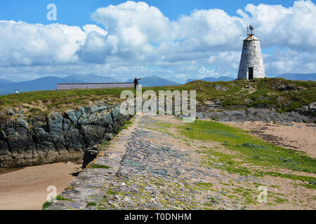 Le vieux Bach Twr balise lumineuse sur l'île Llanddwyn Banque D'Images