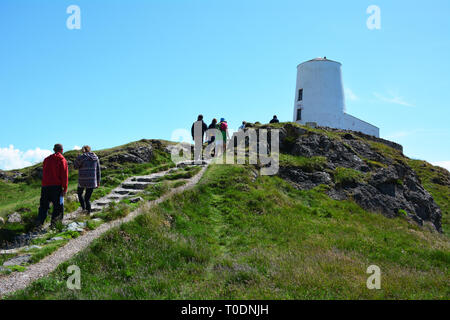 Marcher jusqu'à Twr Mawr phare sur l'île Llanddwyn qui est situé sur la côte d'Anglesey en Galles du Nord. UK Banque D'Images