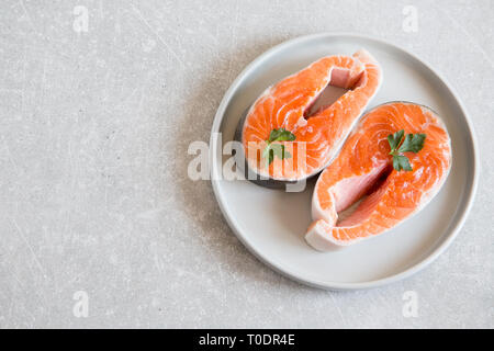 Poisson frais. darnes de saumon frais dans une assiette. Banque D'Images