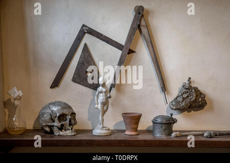 Atelier de l'artiste salle d'étude des artefacts sur une étagère utilisée par maîtres peintres néerlandais au 17ème siècle à Amsterdam Banque D'Images