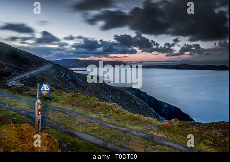 Dursey Island, Cork, Irlande. 27 avril, 2015. lookin vers l'est le long de la route principale entre l'townlands de Kilmichael, et Tilickafinna sur Dursey J Banque D'Images