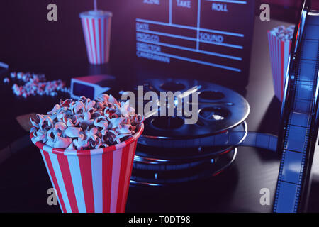 Film de cinéma avec pop-corn concpet, lunettes 3D, film fixe, clap film reel et deux billets. Concept de cinéma avec lumière bleue. Chaises rouges dans le Banque D'Images