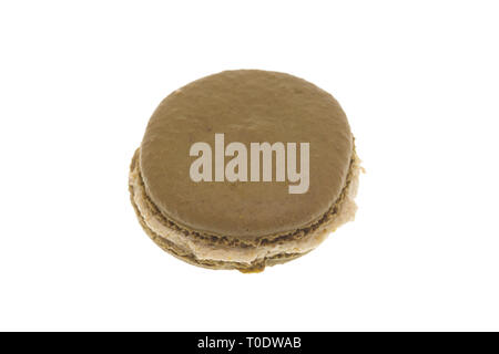 Grand macaron vert délicieux français isolé sur fond blanc. Dessert aromatique Banque D'Images